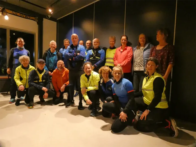 De loopgroep op de foto met Harrie.